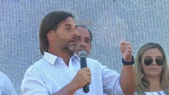 lacalle pou en municipio f: llega un momento que la cuneta no tiene color, el pico de luz no tiene color