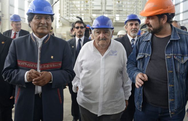 Placeres guiando a Mujica y al presidente de Bolivia Evo Morales durante una visita a la planta de Envidfrio. Mujica llamó una vela prendida al socialismo al apoyo a empresas autogestionadas por parte del BROU&nbsp;