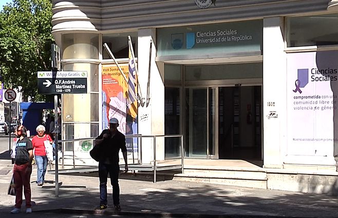 facultad-de-ciencias-sociales-puerta.jpg