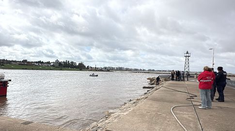 Puerto del Buceo, un auto cayó al agua. Foto: María Eugenia Scognamiglio, Subrayado.