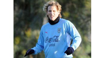 Técnico de Chile celebra que Forlán no pueda jugar