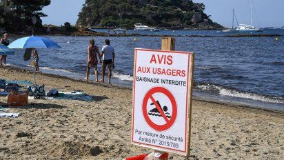 cavo un hoyo en la arena en una playa de francia, se metio dentro y se ahogo