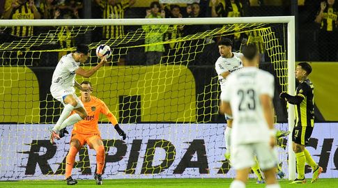 Peñarol perdió 2 a 0 ante Liverpool, que se quedó con un jugador menos en el primer tiempo Peñarol perdió 2 a 0 ante Liverpool, que se quedó con un jugador menos en el primer tiempo