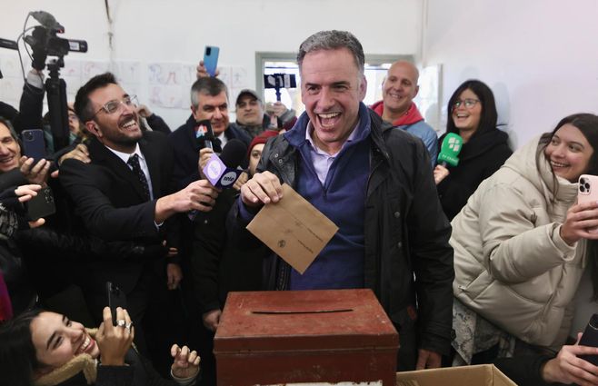 Yamandú Orsi vota en las internas. Foto: FocoUy