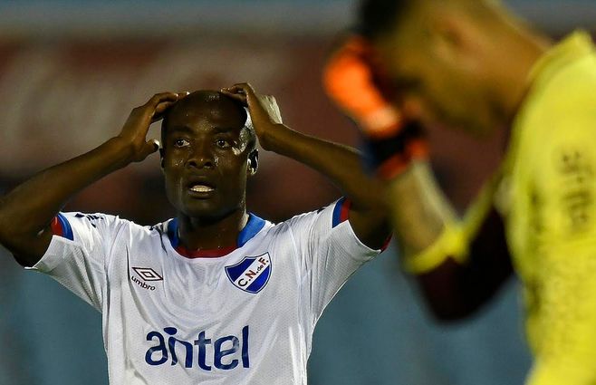 Pierre Achille Webo se lo pierde en la boca del arco de Boston River en el final del partido. Había entrado minutos antes para definir el partido. En el contragolpe llegará el gol de Boston River.