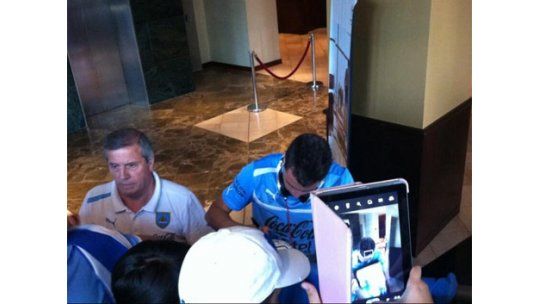 Uruguay está en Guayaquil: practica y firma autógrafos