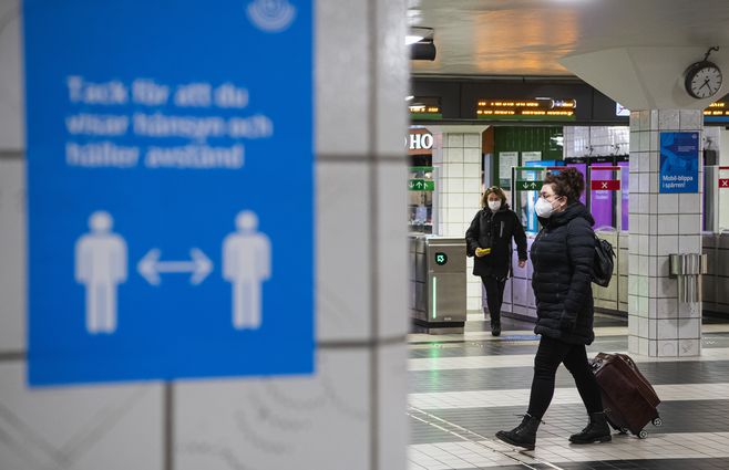 En el metro de Estocolmo rigen medidas de distancia física y uso de tapabocas. En los primeros meses de la pandemia el gobierno había optado por la libertad de cada uno usando la estrategia de inmunidad de rebaño. Ahora se sabe que esto no era cientíicamente sostenible.