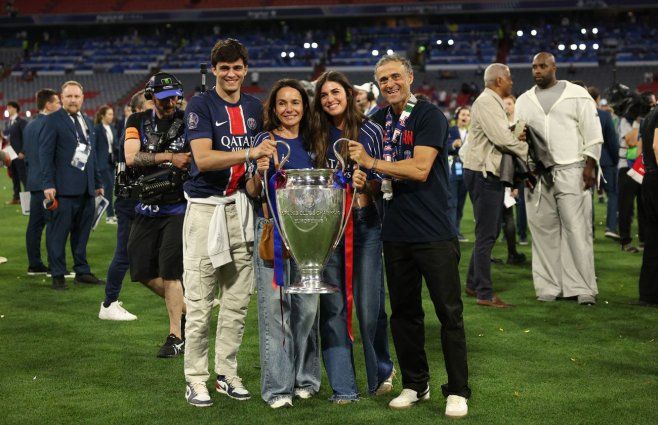 El español entrenador del PSG Luis Enrique y su familia festejan la Champions. Foto: AFP.