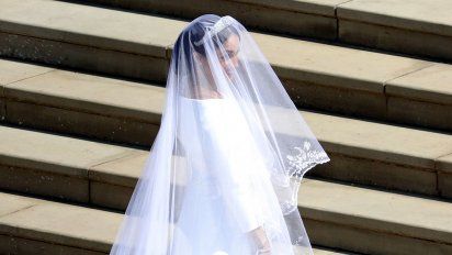 El velo, de cinco metros de largo, fue bordado con flores que representan los 53 países de la Commonwealth.&nbsp;