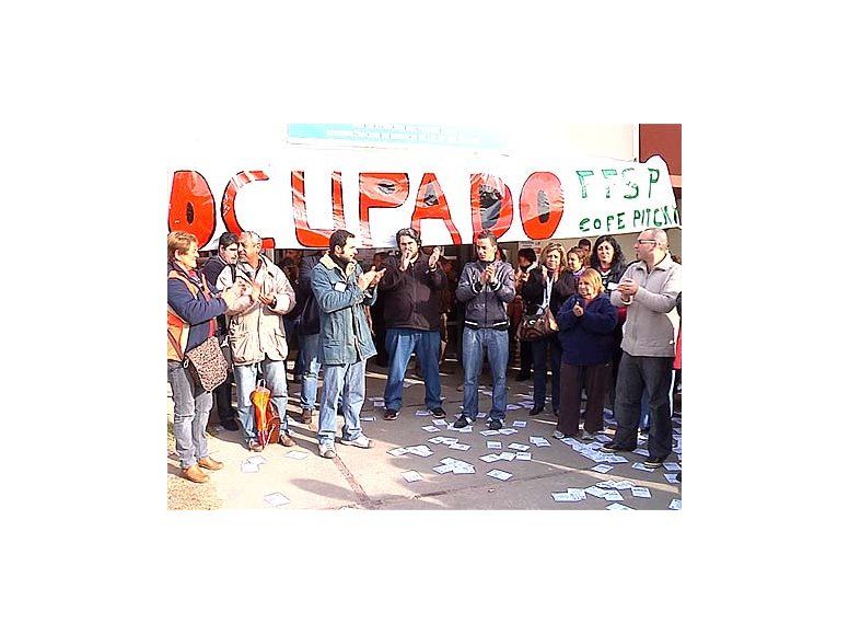 Huelga general y ocupación de policlínicas de salud pública