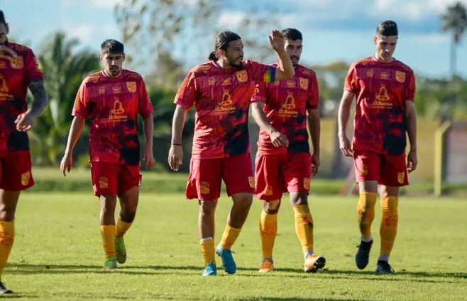 Bigote López con los demás jugadores de Villa Española. (Foto: Villa Española en Twitter).