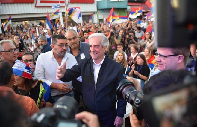 Vázquez llega al acto en La Teja (foto: Frente Amplio).