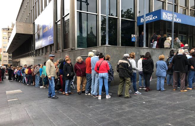 Los jubilados y pensionistas son mayoría en las colas del BROU 19 de junio