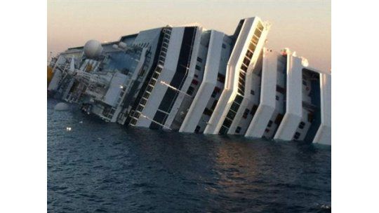 Al menos tres muertos al encallar un crucero en Italia