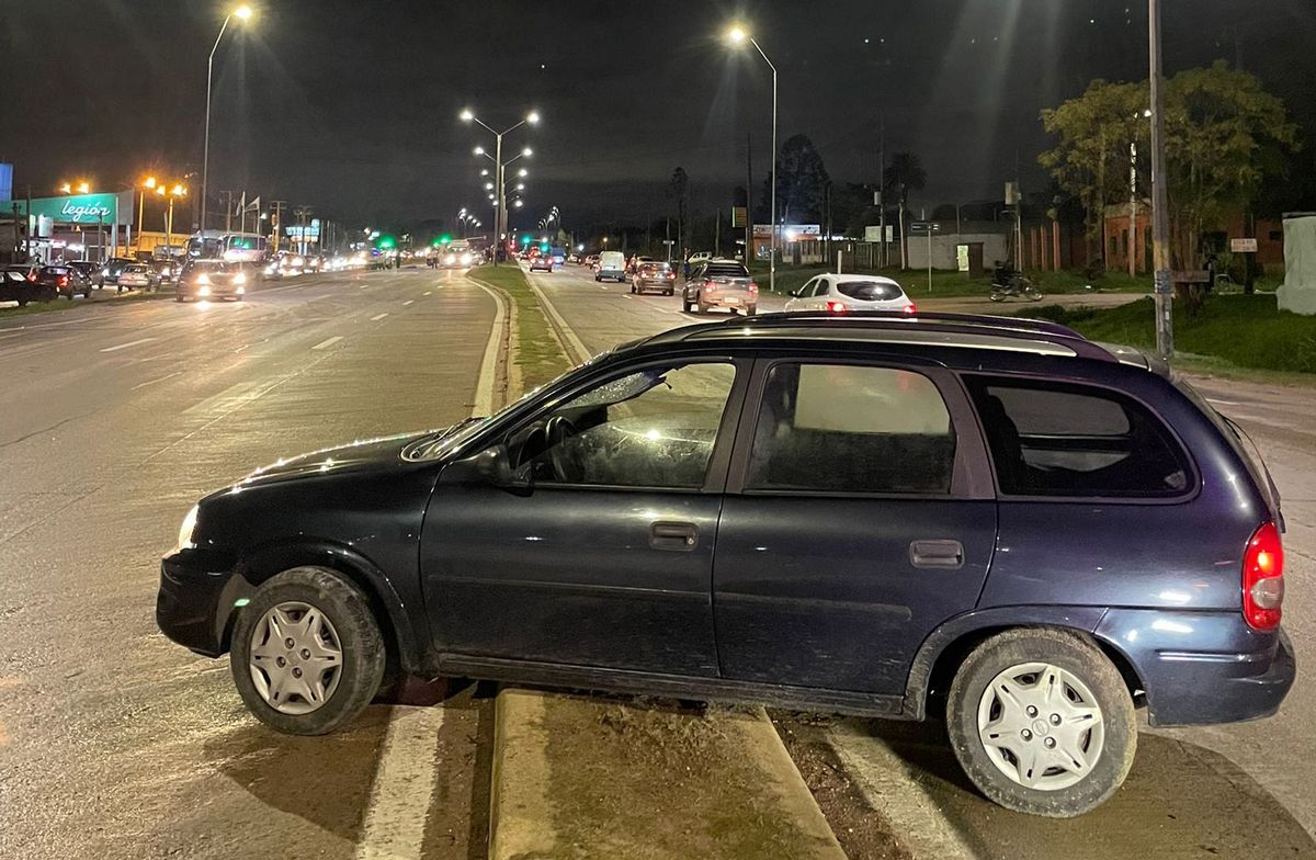 Foto: Policía Caminera. Una camioneta atropelló a dos adolescentes en ruta 8, a la altura de Barros Blancos.