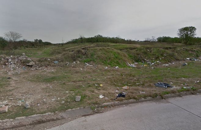 Descampado ubicado en el fondo de la seccional 17 donde se encontraban los policías. Vista desde la calle Burgues.