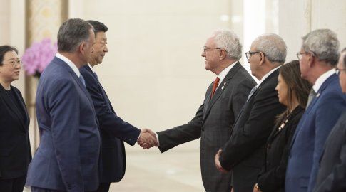 Canciller de Uruguay Mario Lubetkin saluda a Xi Jinping, acompañado del presidente Orsi. Foto: Presidencia. Canciller de Uruguay Mario Lubetkin saluda a Xi Jinping, acompañado del presidente Orsi. Foto: Presidencia.