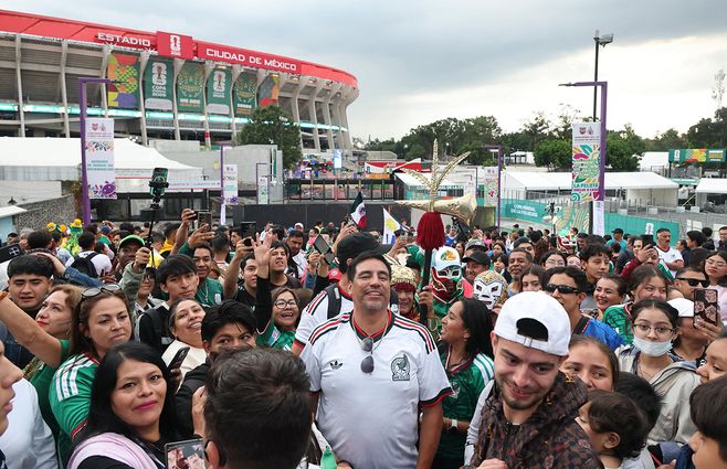México inaugura su tercer Mundial con Sudáfrica, Shakira, Andrea Bocelli y protestas
