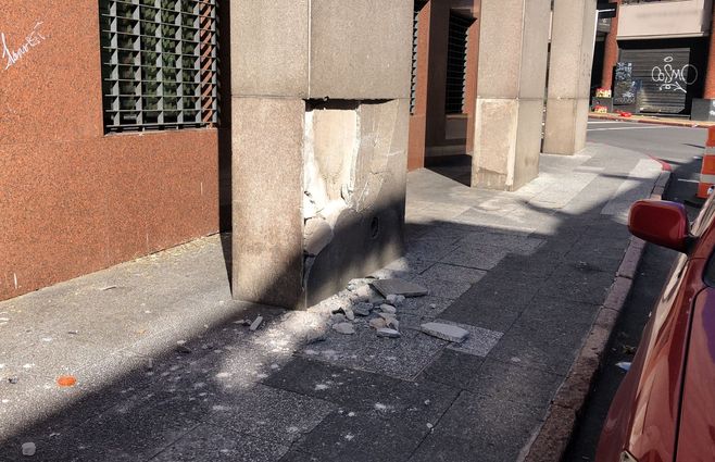 Foto: Subrayado. Viga que fue impactada por el vehículo del joven acribillado a tiros en el Centro de Montevideo.