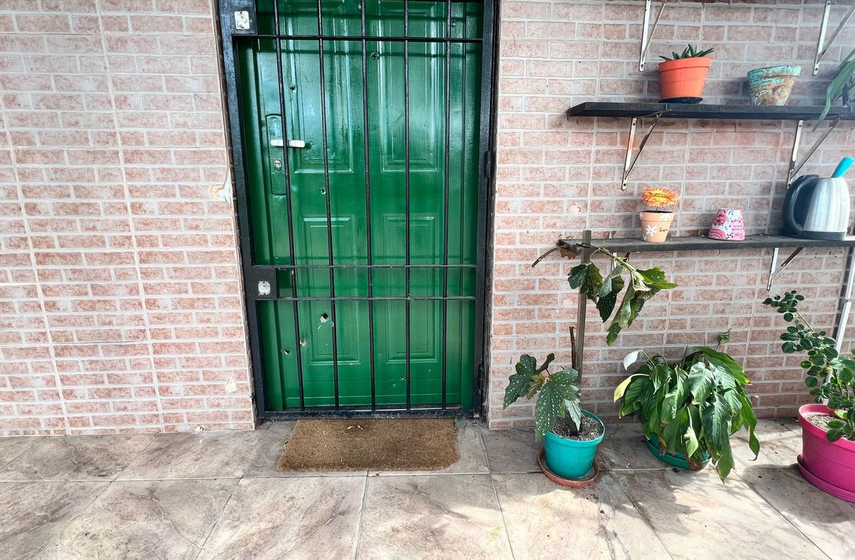 Foto: María Eugenia Scognamiglio, Subrayado. La otra casa baleada, en La Teja. Foto: María Eugenia Scognamiglio, Subrayado. La otra casa baleada, en La Teja.