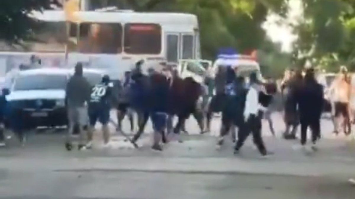 Incidentes en la previa de River Plate–Millonarios: un hincha baleado en zona del Parque Central