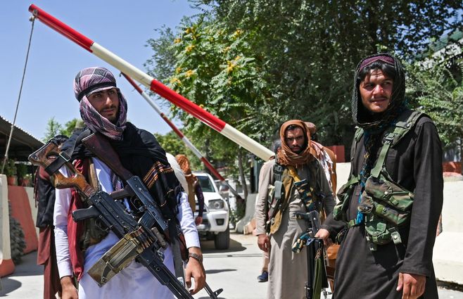 Talibanes controlan territorio afgano