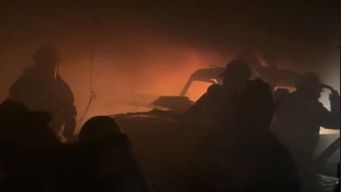 incendio generalizado afecto taller mecanico en malvin norte; hubo perdidas totales en autos y una moto