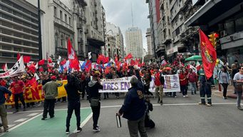 Tránsito cortado en 18 de Julio por la marcha sindical. Foto: Valeria de los Santos, Subrayado.