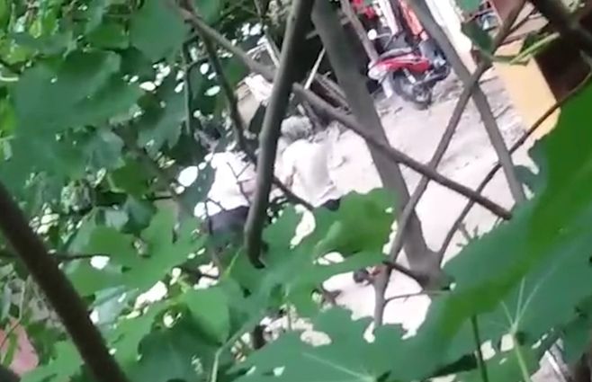 FOTO: captura de pantalla del video. A la izquierda la cuidadora, que sujeta del brazo a la paciente maltratada.