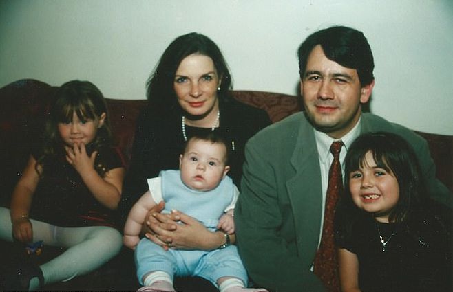 Plácido y Sam Domingo con sus hijos en tiempos en que estaban en la secta&nbsp;