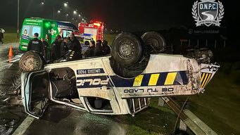 movil policial despisto y volco en la ruta interbalnearia: dos policias resultaron con lesiones y fueron trasladados