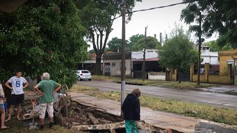 vecinos del arroyo mataperros cuentan como es vivir con miedo a las inundaciones
