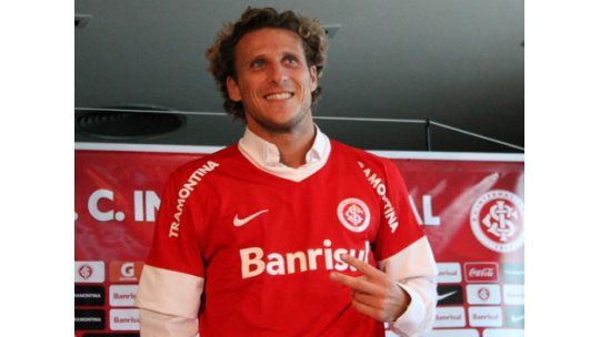 Forlán hizo 3 goles y deslumbró en su primera práctica