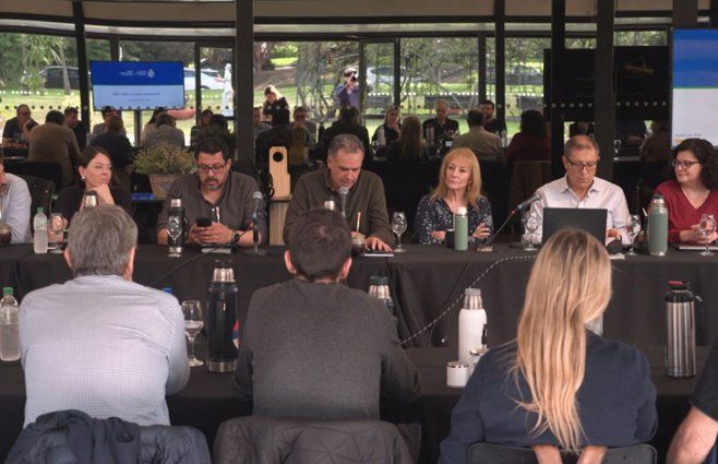 Orsi con Cosse y Alejandro Sánchez y el ministro de Economía en la presentación del presupuesto ante la bancada del FA. Imagen: Presidencia.