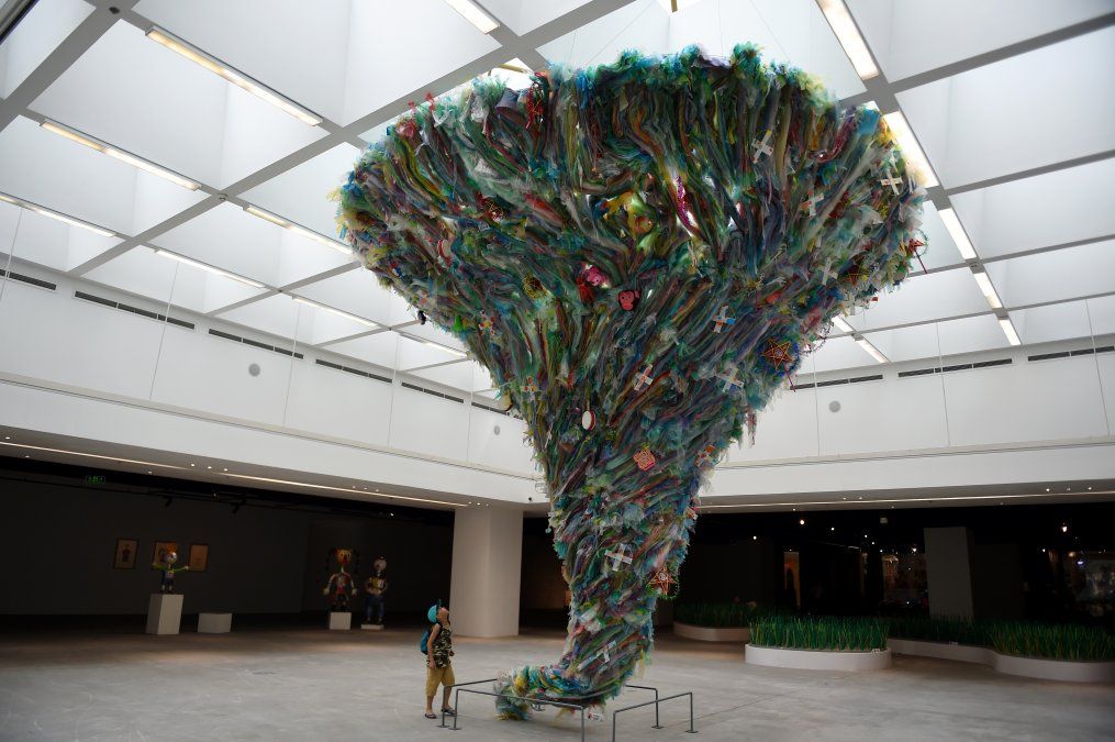 Un niño mira la instalación Tornado de basura plástica hecha por artistas en Hanoi&nbsp;