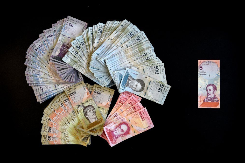 Un nuevo billete de 5 bolívares y su equivalente en billetes viejos luego que el banco quitara cinco ceros a la moneda.