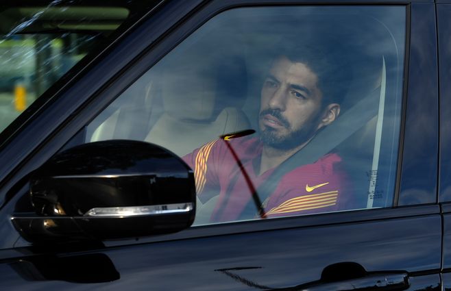 Su&aacute;rez llegando a los entrenamientos el Barcelona. El delantero no la estaba pasando bien.&nbsp;