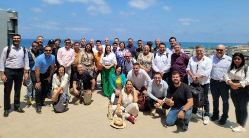 Nicolás Olivera y Carlos Albisu en Israel, junto a autoridades de ciudades de Sudamérica. Foto: Albisu, enviada a Hugo Lemos, corresponsal de Subrayado en Salto.