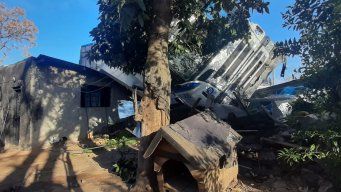 Así quedó el camión, sobre una vivienda, al costado de los accesos a Montevideo. Foto: Marcelo Auyanet, Subrayado.