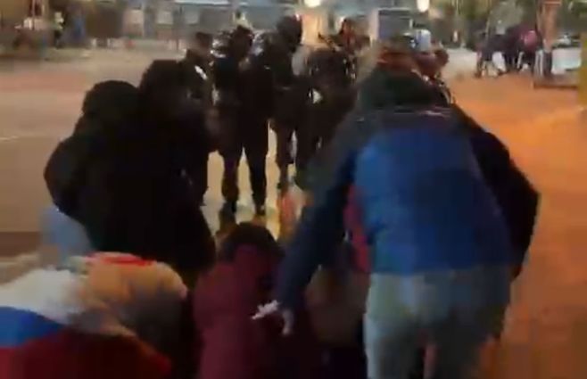 Foto: captura de video del momento que hinchas llevan al herido hasta el vallado policial. Video compartido en redes sociales.