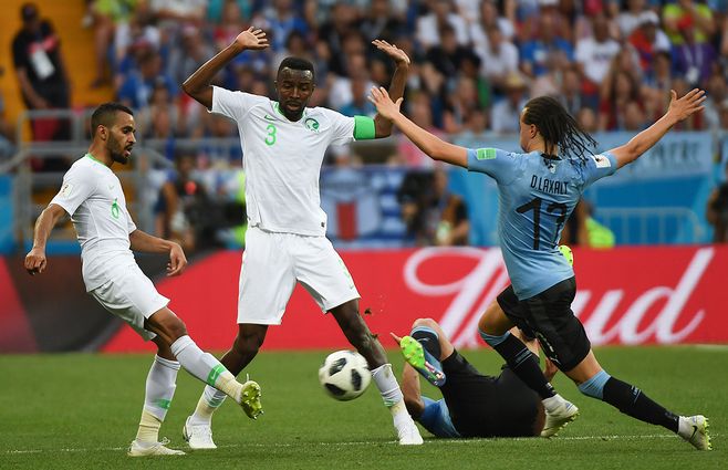 uruguay-arabia-levantan-mano-afp.jpg