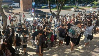 Foto cedida a Subrayado. Estudiantes evacuados en la Facultad de Arquitectura este miércoles.