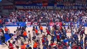 hinchas de nacional invadieron la cancha cuando se retiraba el equipo de penarol en partido de basquetbol