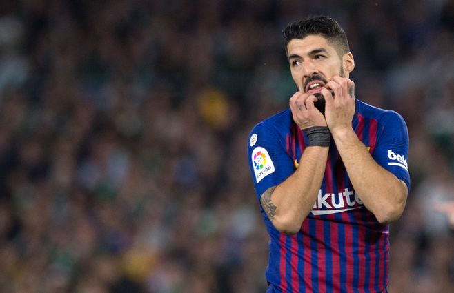 luis-suarez-se-agarra-la-cara-afp.jpg