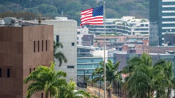 estados unidos izo su bandera en la embajada de venezuela luego de siete anos