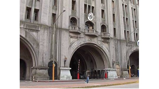 Ex jefe de la Armada viajaba con su esposa a costo del Estado