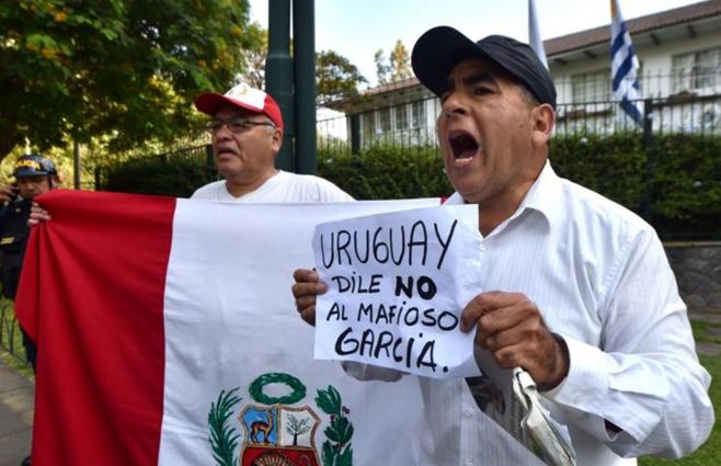 Detractores de Alan García en los alrededores de la residencia del embajador uruguayo en Lima