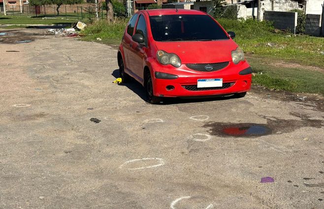 Auto que recibió impactos de bala. Foto: Eugenia Esconamiglio.&nbsp;