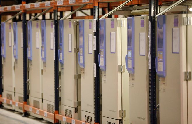 Contenedores refrigerados especialmente para 70 grados bajo cero con vacunas de Pfizer/BioNTech llegan a los suburbios de París en el marco de la campaña masiva de vacunación contra el Covid-19