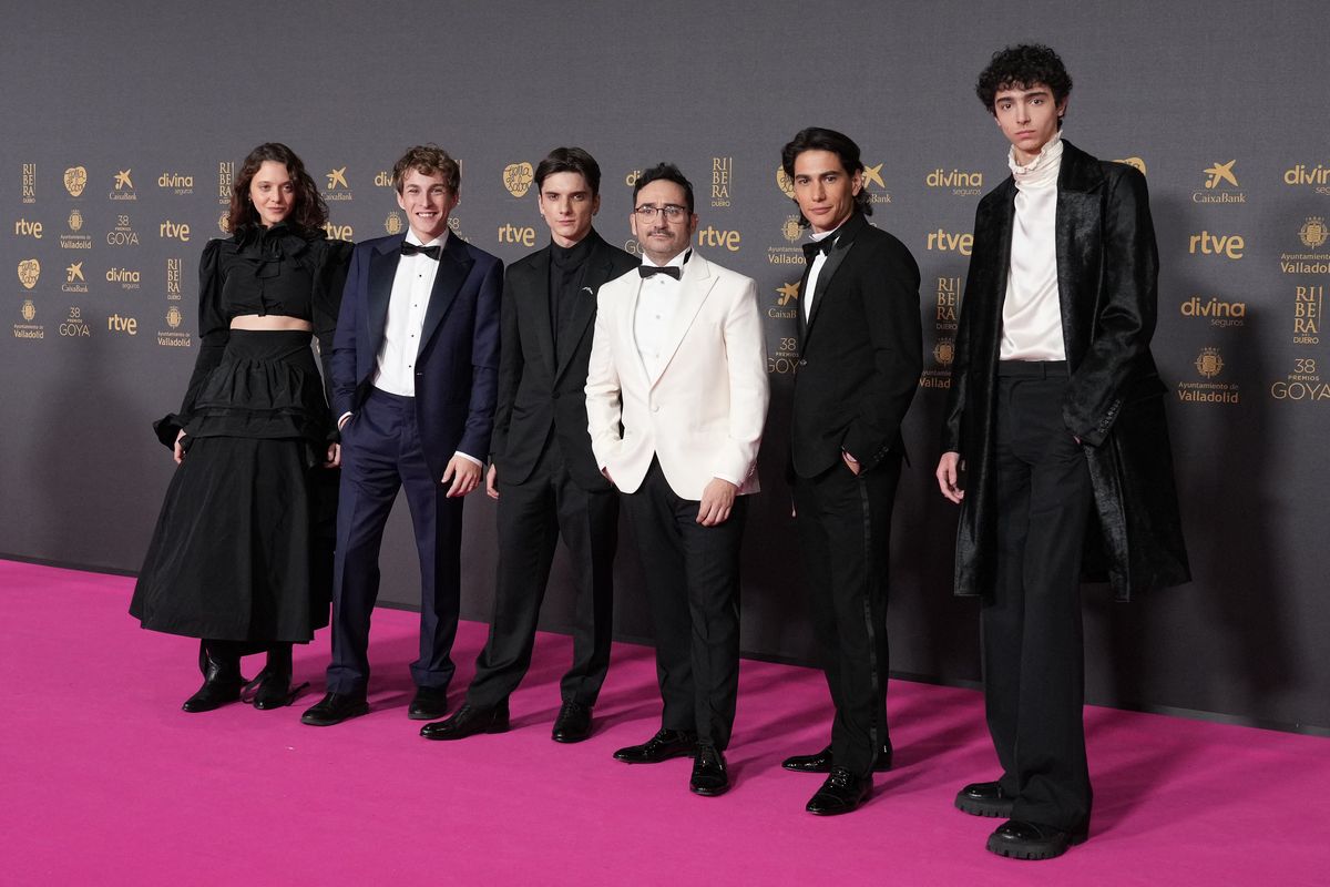 El reparto de la película La sociedad de la nieve posan en la alfombra roja de la 38ª gala de los Premios Goya